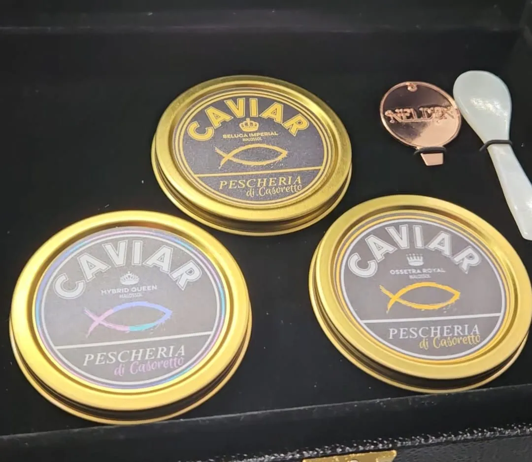 Tre latte di caviale a marchio Pescheria di Casoretto con cucchiaino in madreperla