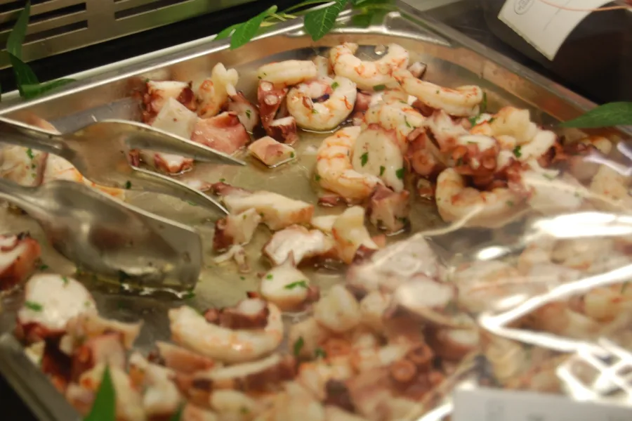 Insalata di mare con polpo e gamberi nella vaschetta della gastronomia